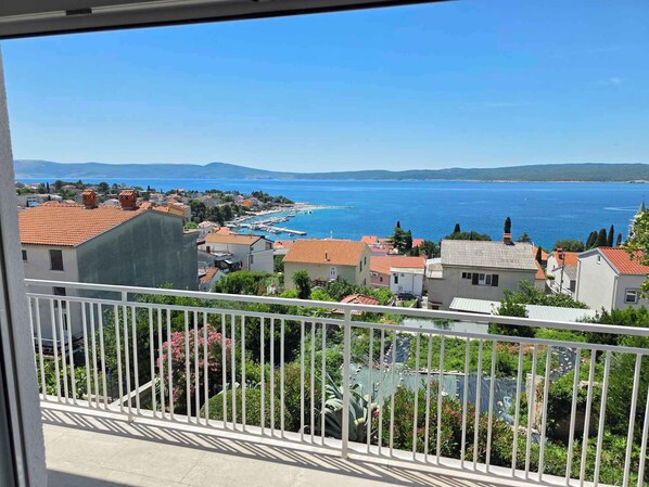 A coastal town with buildings, a marina, and a clear blue sea. - Holiday apartment with sea view (Selce)
