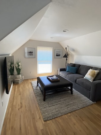 Smart TV. Downtown Camas Apartment
