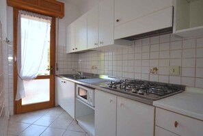 Køleskab, mikrobølgeovn, kogeplade, opvaskemaskine