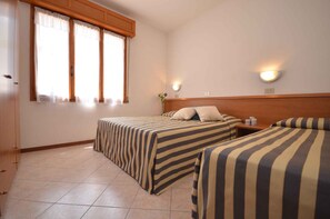 2 bedrooms, travel cot, Internet