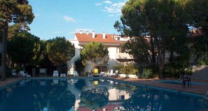 Appartement de vacances avec air conditionné, balcon et piscine à Lignano