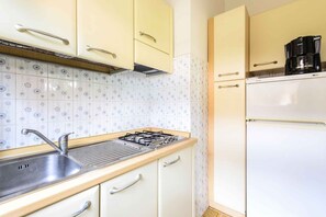 Mikrowelle, Wasserkocher mit Kaffee-/Teezubehör