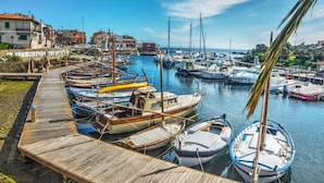 Un puerto deportivo con barcos amarrados a un muelle de madera.