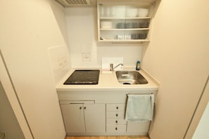 Réfrigérateur, micro-ondes, plaque de cuisson