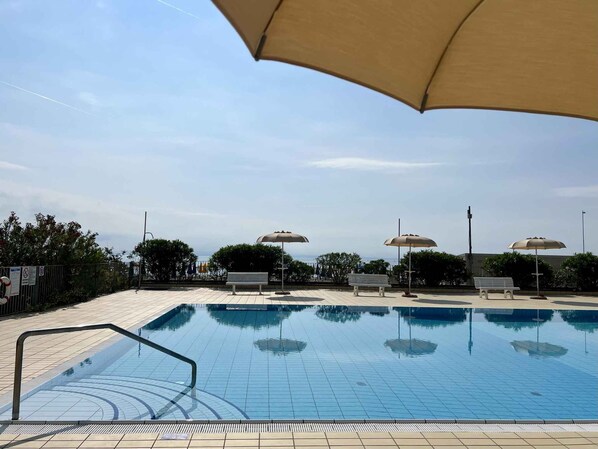 Pool - Holiday apartment with air conditioning and pool right by the sea (Lignano)