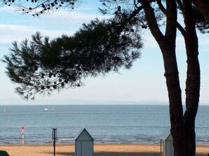 Beach nearby - Holiday apartment with air conditioning and pool right by the sea (Lignano)