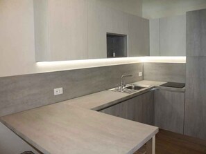 Refrigerador, microondas, placa de cocina, lavavajillas