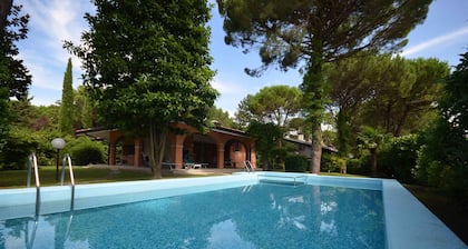 Villa mit Garten und Pool