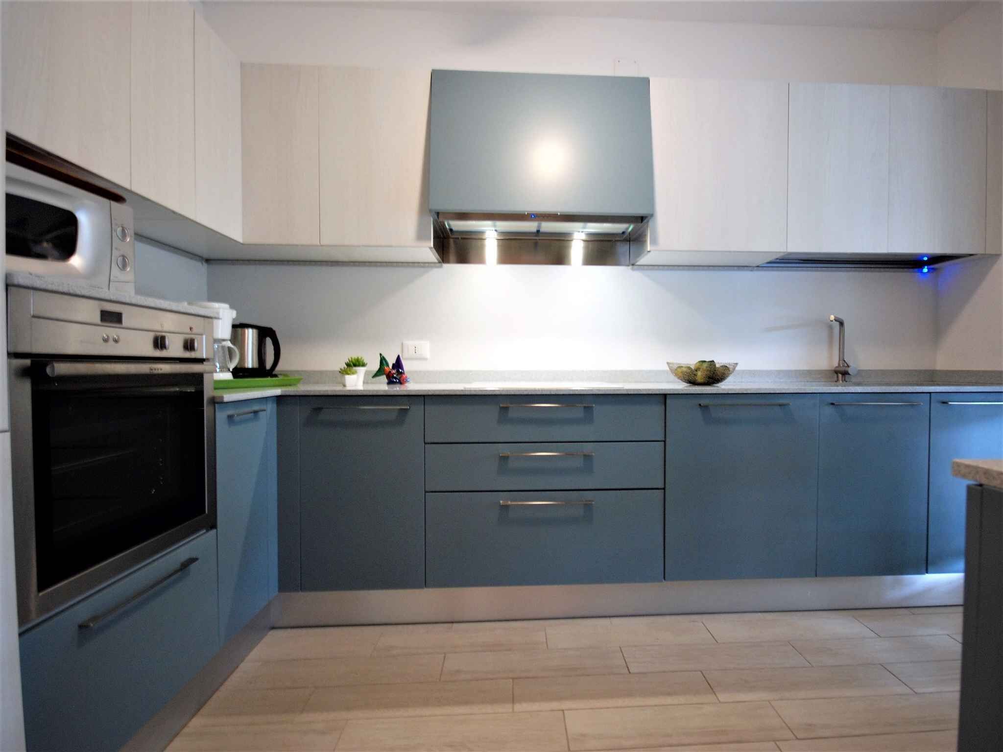 Een koelkast, een microgolfoven, een kookplaat, een vaatwasser