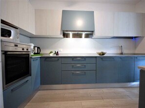 Jääkaappi, mikroaaltouuni, liesi, astianpesukone