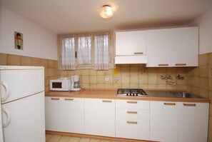 Kühlschrank, Mikrowelle, Herdplatte, Wasserkocher mit Kaffee-/Teezubehör