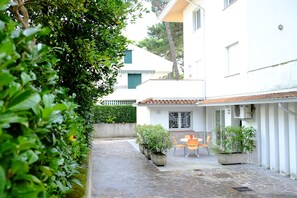 Outdoor dining - Holiday apartment with balcony and air conditioning (Lignano)
