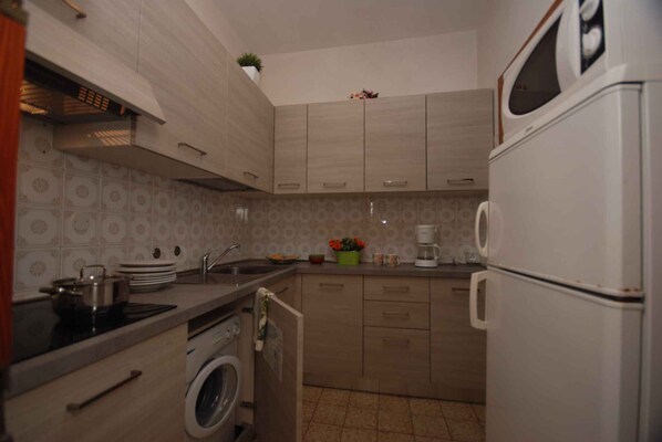 Frigorífic, microones, placa de cuina i cafetera i tetera 