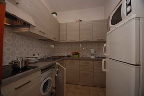 Køleskab, mikrobølgeovn, kogeplade, kaffe-/temaskine