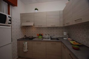 Køleskab, mikrobølgeovn, kogeplade, kaffe-/temaskine