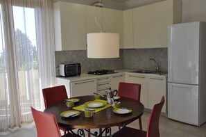 Køleskab, kogeplade, opvaskemaskine