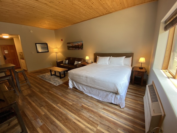 Studio, 1 King Bed with Sofa bed (Gateway Lodge 5003) | Individually decorated, individually furnished, laptop workspace