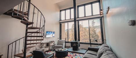 Lägenhet Deluxe - 2 sovrum - tillgång till pool - sjöutsikt (Decatur 1804) | Vardagsrum | 42-tums platt-tv med kabelkanaler, tv och eldstad