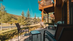 Ein hölzernes Gebäude mit einem Balkon, der auf eine schöne Landschaft blickt.