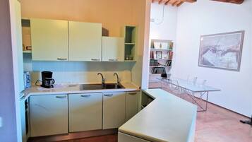 Kylskåp, mikrovågsugn, ugn och spishäll