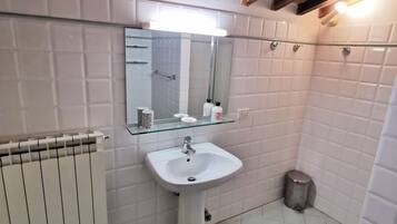 Ensemble douche/baignoire, sèche-cheveux, bidet, serviettes fournies