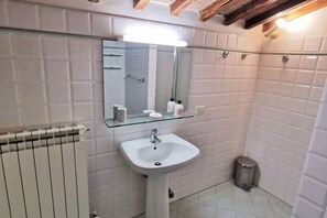 Bañera con ducha, secador de pelo, bidet, toallas