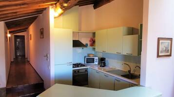 Frigorifero, microonde, forno, piano cottura