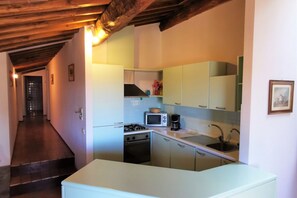 冷蔵庫、電子レンジ、オーブン、コンロ