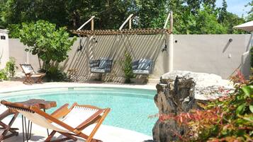 Piscine extérieure, parasols de plage, chaises longues