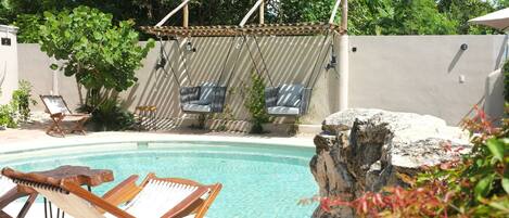 Una piscina al aire libre (de 08:00 a 21:00), sombrillas, tumbonas