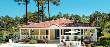 Plant, Building, Sky, Window, Swimming Pool, Tree, House, Shade, Cottage, Land Lot