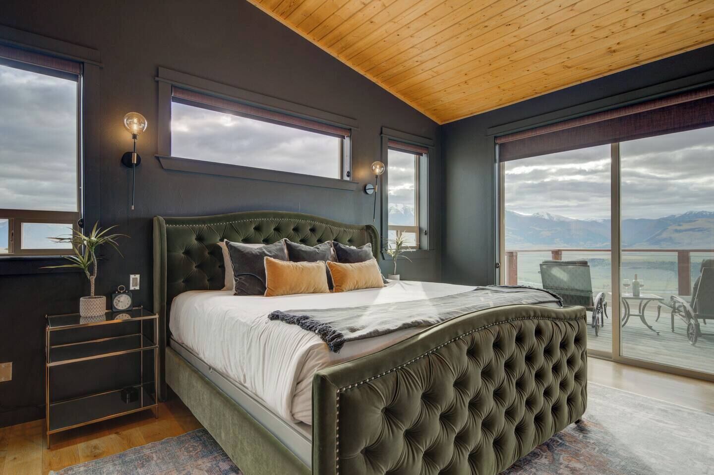 3 bedrooms, desk, iron/ironing board, travel crib