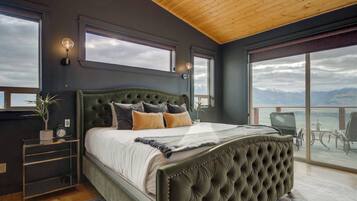 3 bedrooms, desk, iron/ironing board, travel crib