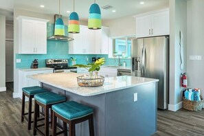 Fridge, microwave, oven, stovetop - P59 - 4 bed, 4 bath home with dockage and private pool (Marathon)