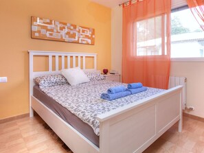 3 habitaciones, tabla de planchar con plancha y cuna de viaje 