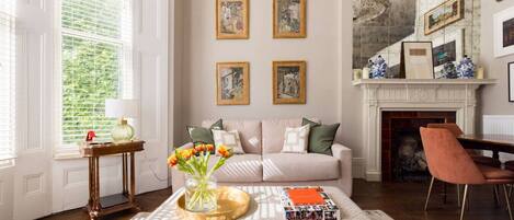 智能电视、壁炉、书