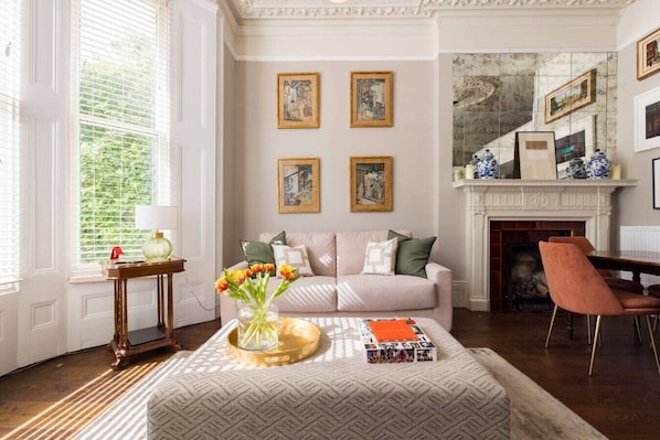 Téléviseur connecté, foyer, livres