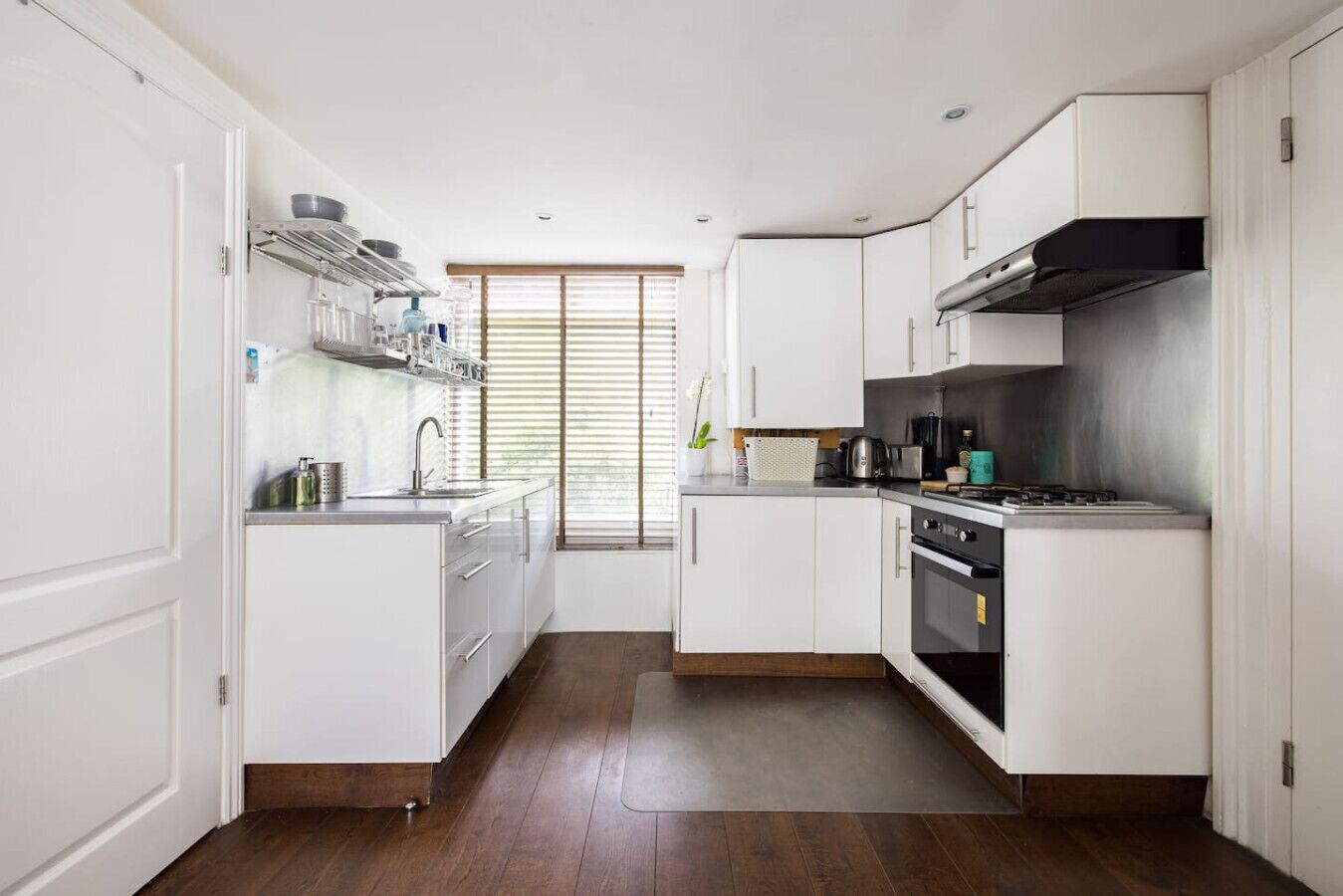 Fridge, oven, stovetop, coffee/tea maker