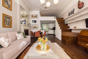 Téléviseur connecté, foyer, livres