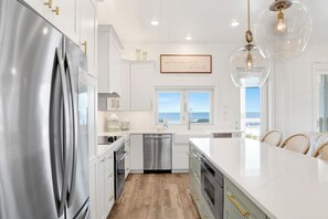 Micro-ondes, four, lave-vaisselle, cafetière/bouilloire