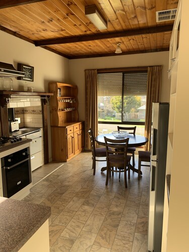 300m to Wombat Hill Gardens ,close to Convent Gallery and Lake Daylesford