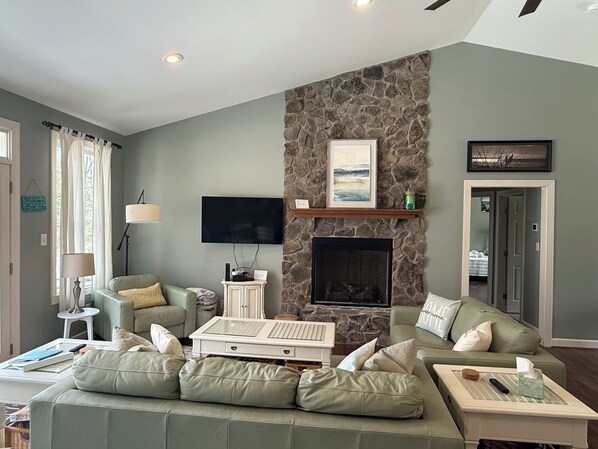 Smart TV, fireplace, ping pong, stereo - Relaxing Private Riverfront Retreat with Beach and Private Dock (Kinsale)
