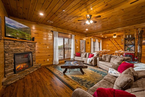 Large Cabin - 11 bedrooms -  2 Miles from Dollywood - Tour Bus Welcome