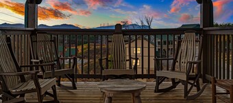 Large Cabin - 11 bedrooms -  2 Miles from Dollywood - Tour Bus Welcome