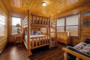 11 bedrooms, free WiFi, bed sheets - Large Cabin Sleeps 36 Tour Buses Welcome (Pigeon Forge)