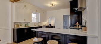 Beautiful & Bright - Walk to OU & The Mont - King Bed, 3 Bedrooms, Fresh Remodel