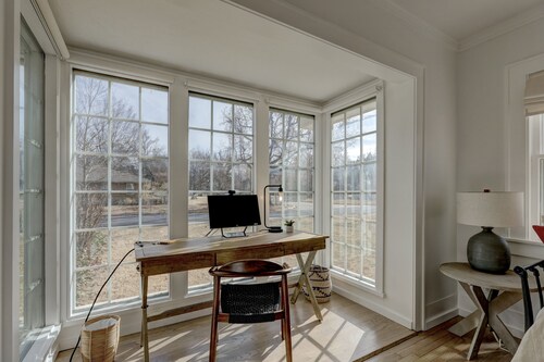 High End Campus Cottage 5 Star - King Bed, 3 Bedrooms, 1.5 Bath, Newly Remodeled