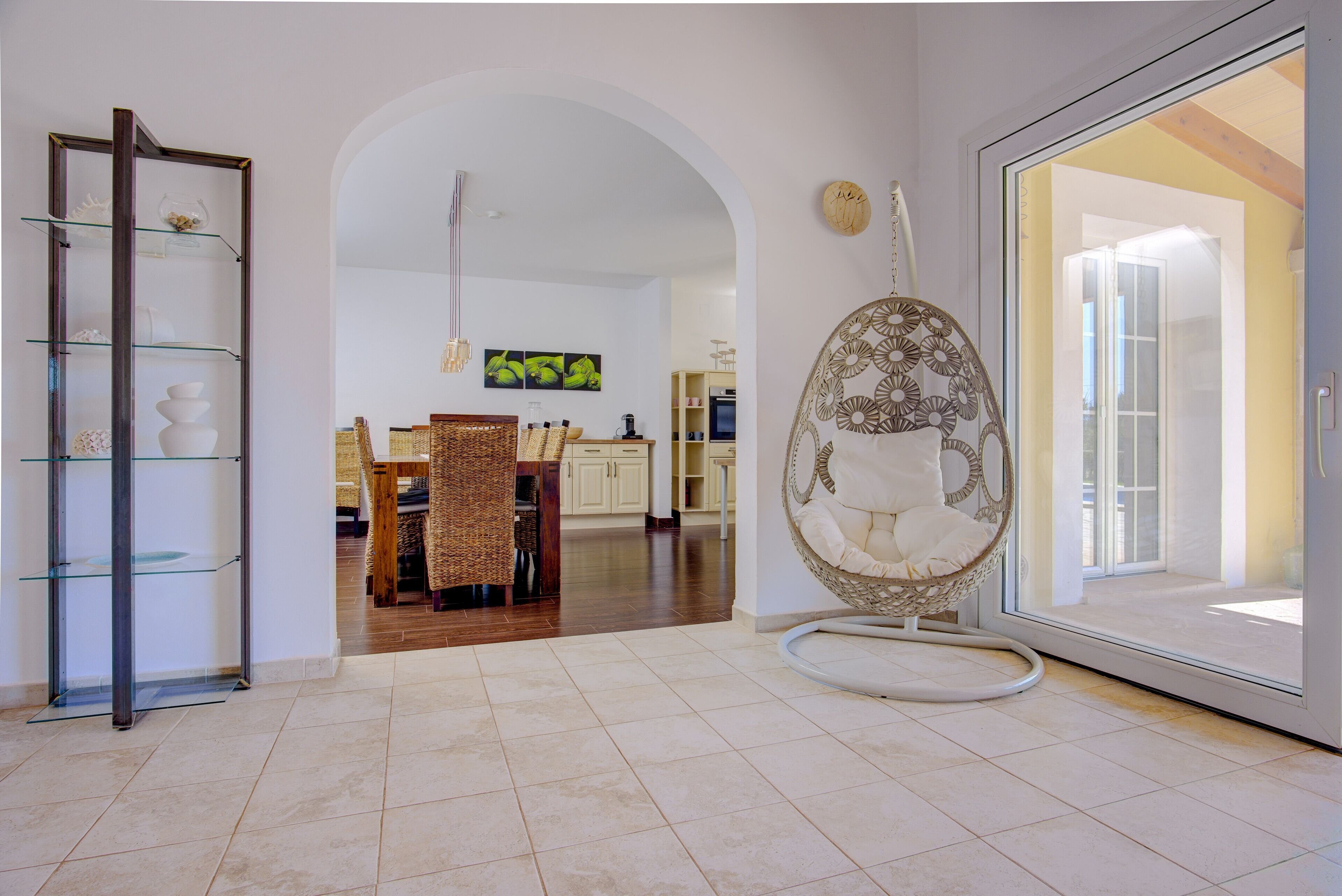 Televisie, een open haard en boeken