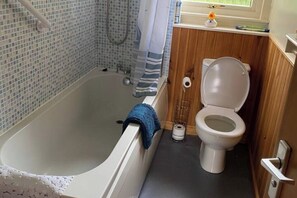 Ducha y bañera combinadas, secador de pelo y toallas