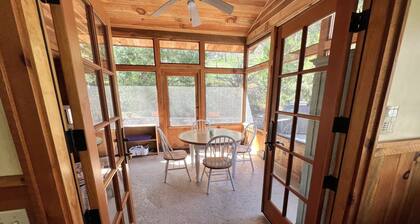 Beautiful ranch cottage close to Kings Canyon and Sequoia National Parks